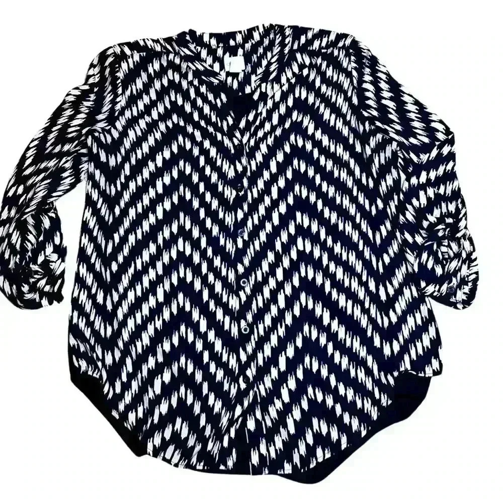 Chicos size 2 (M) button down blouse